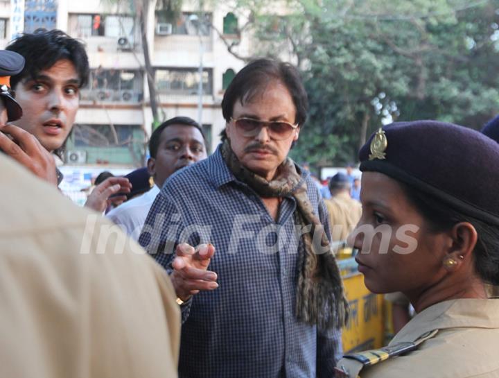 Sanjay Khan with son Zayed Khan visit 'Matoshree' to see ailing Bal Saheb Thackeray