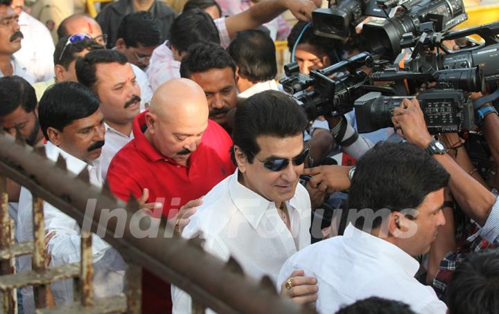 Rakesh Roshan and Jeetendra visit 'Matoshree' to see ailing Bal Saheb Thackeray