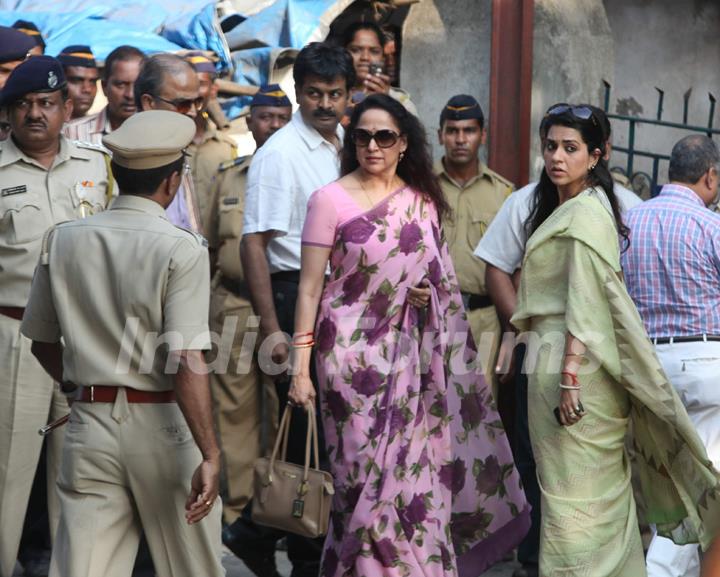 Hema Malini and Shaina NC visit 'Matoshree' to see ailing Bal Saheb Thackeray