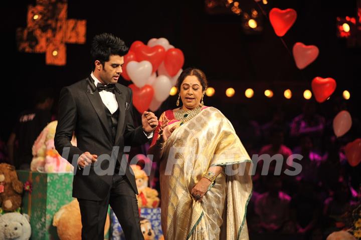 Manish Paul and Kirron Kher on the sets of India's Got Talent