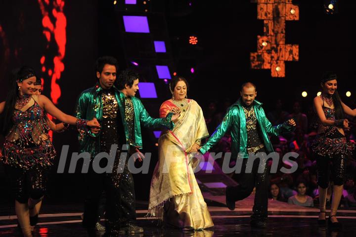 Kirron Kher dance with celebs on the sets of India's Grand Finale shoot of India's Got Talent