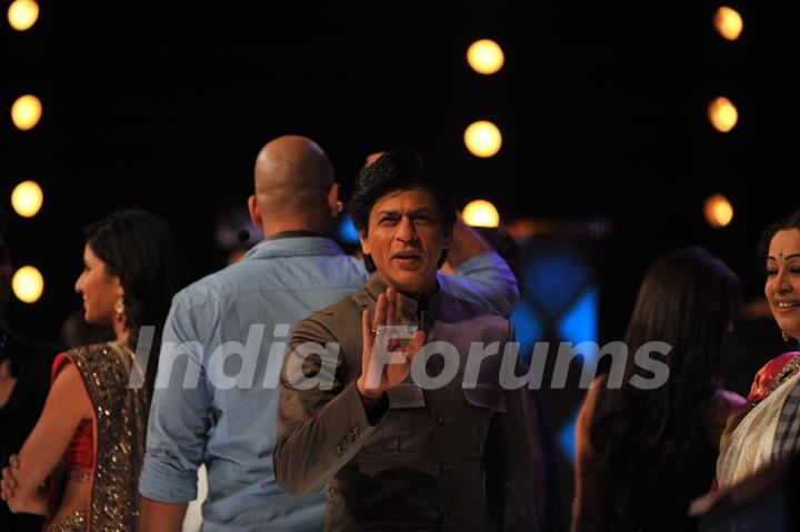 Shah Rukh, Katrina, Anushka promote Jab Tak Hai Jaan on the show India's Got Talent