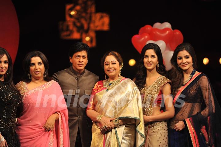 Shah Rukh, Katrina, Anushka promote Jab Tak Hai Jaan on the show India's Got Talent