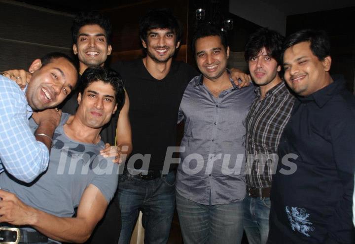 Sushant Singh Rajput, Gurmeet Choudhary with their friends