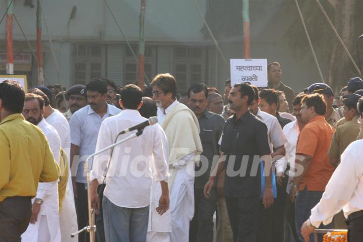 Amitabh Bachchan at Funeral of Shiv Sena Supremo Balasaheb Thackeray