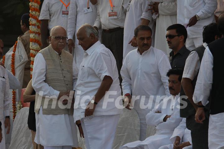 LK Adavani and Sharad Pawar at Funeral of Shiv Sena Supremo Balasaheb Thackeray