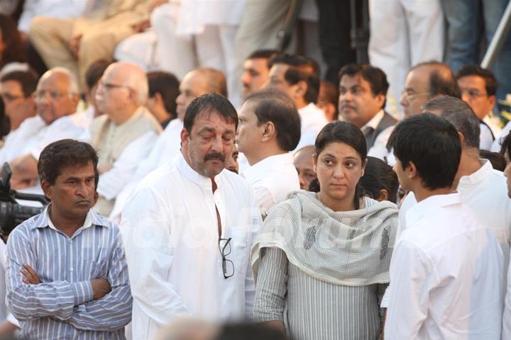 Sanjay Dutt with sister Priya Dutt at Funeral of Shiv Sena Supremo Balasaheb Thackeray