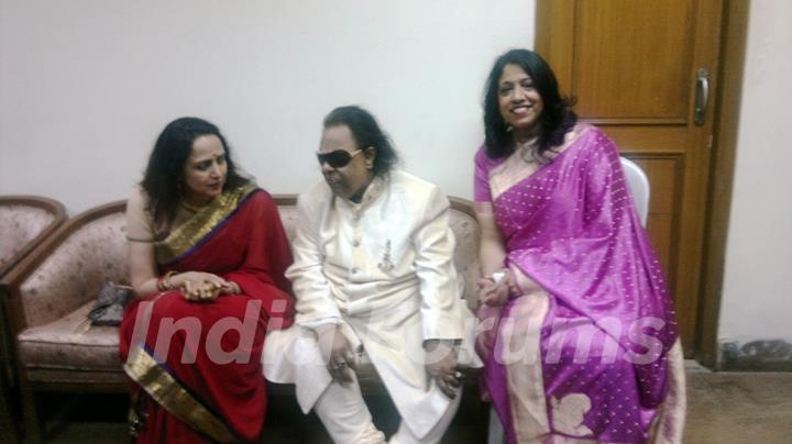 Kavita Krishnamoorthy honoured by Hema Malini with the Udiyaman Sansthan's Ravindra Jain Samman