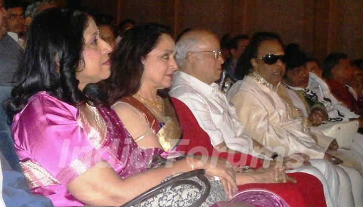 Kavita Krishnamoorthy honoured by Hema Malini with the Udiyaman Sansthan's Ravindra Jain Samman