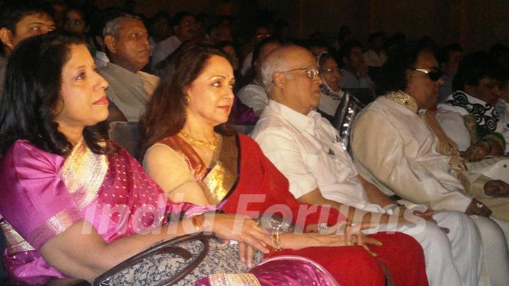 Kavita Krishnamoorthy honoured by Hema Malini with the Udiyaman Sansthan's Ravindra Jain Samman