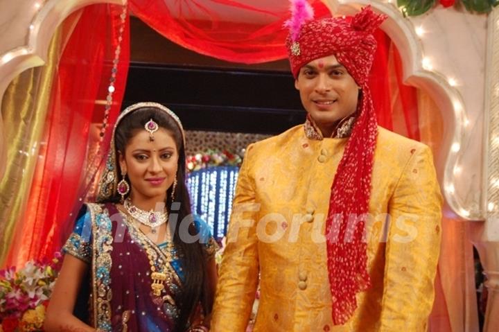 Pratyusha Banerjee as Anandi and Siddharth Shukla as Shiv in Balika Vadhu