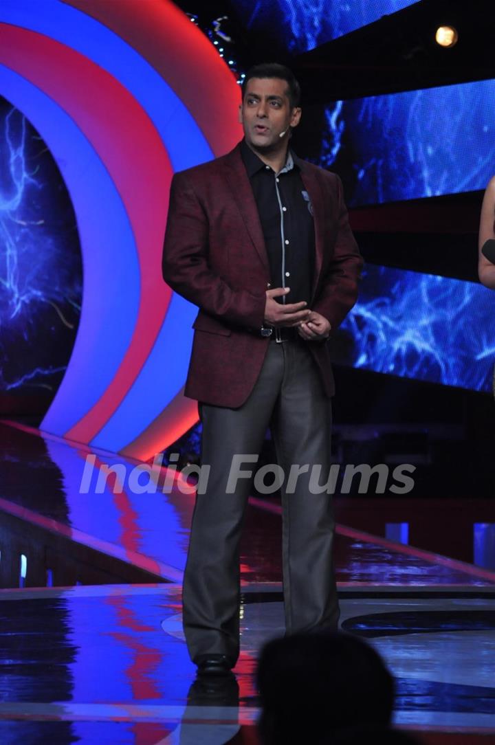 Salman Khan promoting Dabbang 2 on the sets of Big Boss 6