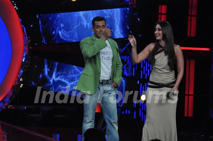 Salman Khan and Kareena Kapoor promoting Dabbang 2 on the sets of Big Boss 6