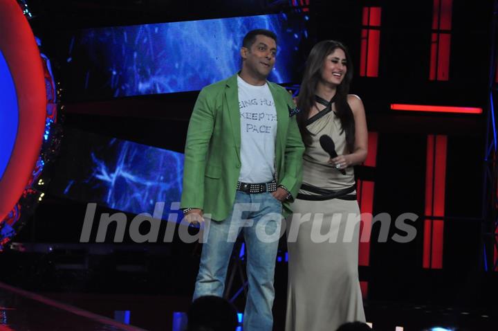 Salman Khan and Kareena Kapoor promoting Dabbang 2 on the sets of Big Boss 6