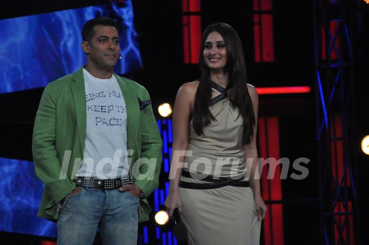 Salman Khan and Kareena Kapoor promoting Dabbang 2 on the sets of Big Boss 6