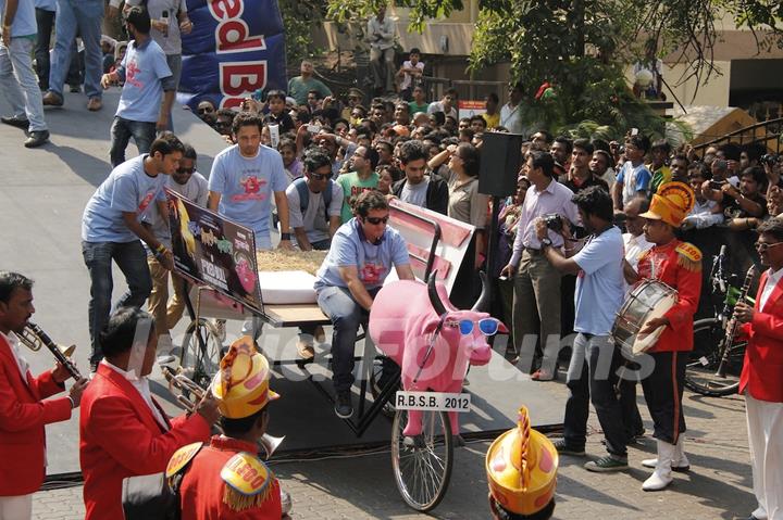 Imran Khan flags off the India’s first RedBull Soapbox Race 2012 in Mumbai