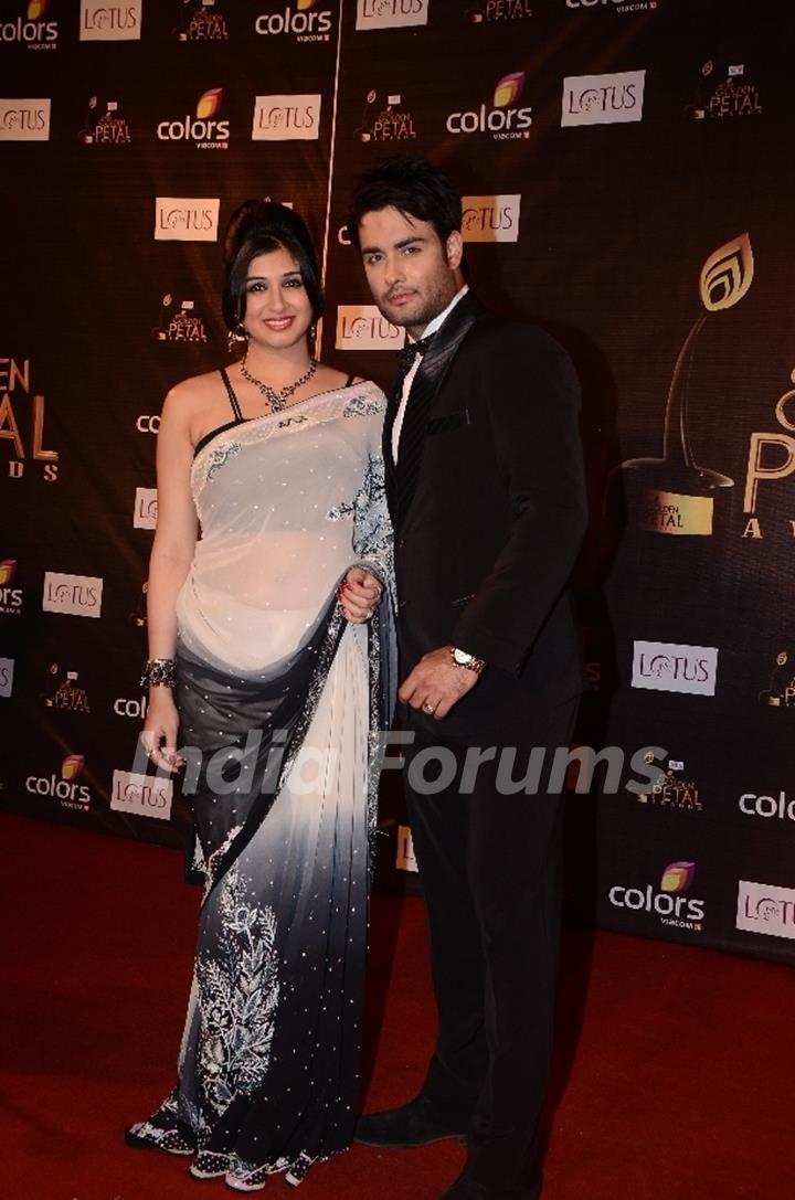 Vivian Dsena as RK of Madhubala with Vahbeej Dorabji atColors Golden Petal Awards Red Carpet Moments