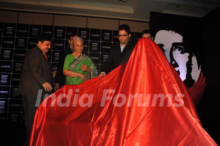 Waheeda Rehman unveils Dev Anand's statue at UTVSTARS' Walk of the Stars