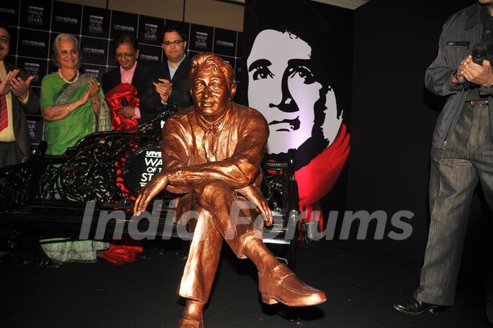 Waheeda Rehman unveils Dev Anand's statue at UTVSTARS' Walk of the Stars