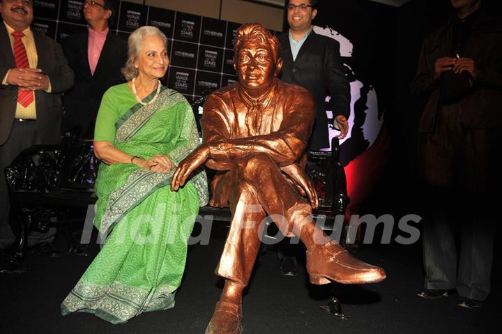 Waheeda Rehman unveils Dev Anand's statue at UTVSTARS' Walk of the Stars