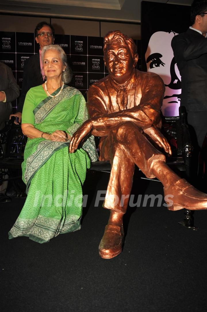 Waheeda Rehman unveils Dev Anand's statue at UTVSTARS' Walk of the Stars