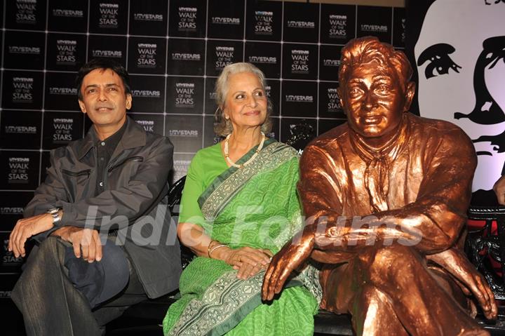 Waheeda Rehman unveils Dev Anand's statue at UTVSTARS' Walk of the Stars