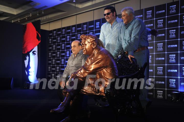 Waheeda Rehman unveils Dev Anand's statue at UTVSTARS' Walk of the Stars