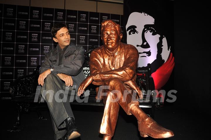 Waheeda Rehman unveils Dev Anand's statue at UTVSTARS' Walk of the Stars