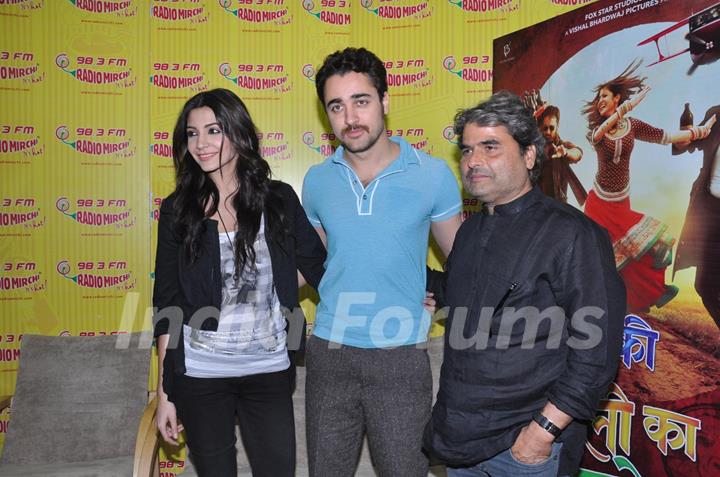 Matru ki Bijlee ka Mandola' Mirchi Music Premiere at Radio Mirchi studio