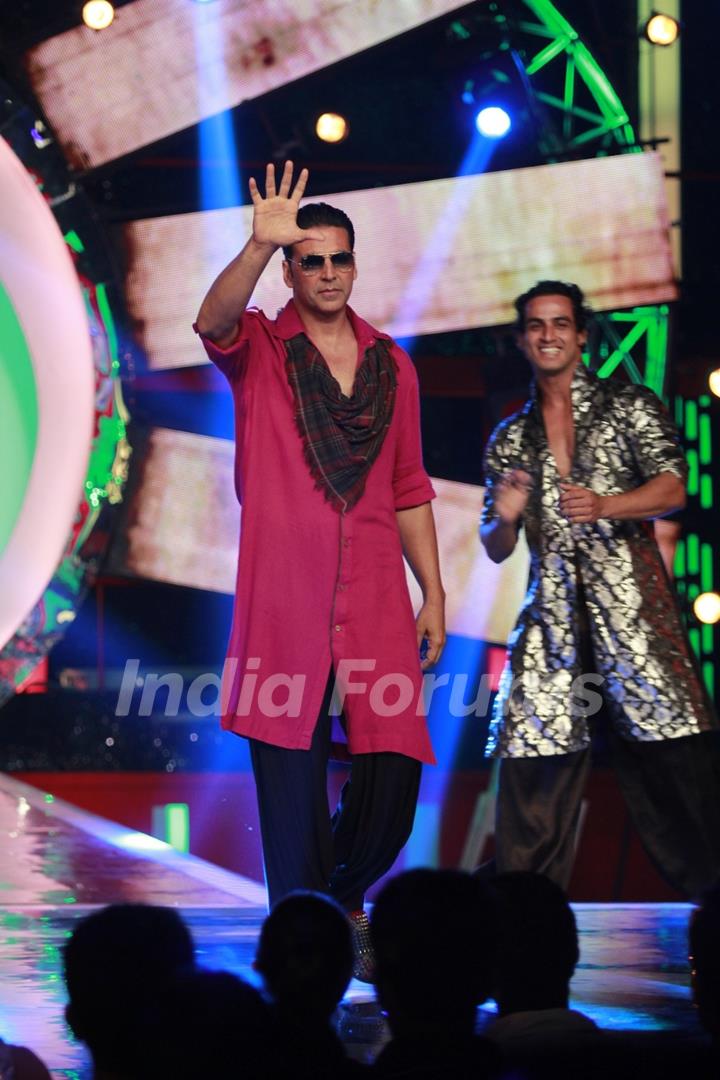 Akshay Kumar and Asin at Bigg Boss 6 to promote Khiladi 786