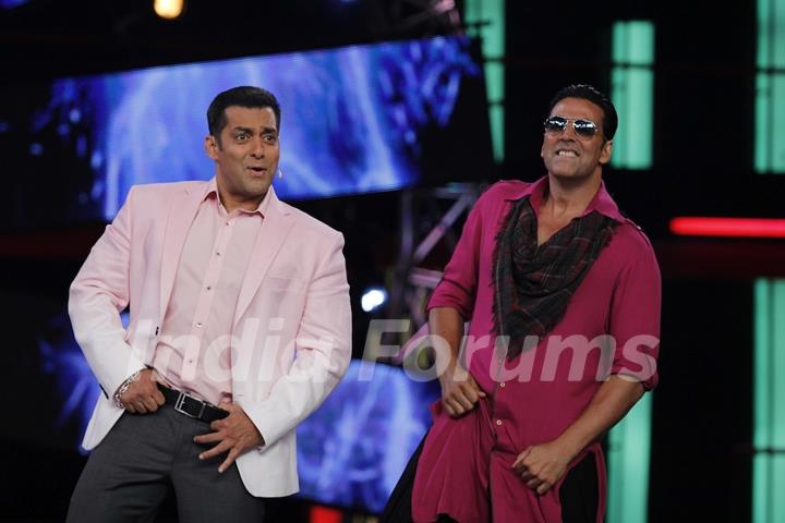 Akshay Kumar and Asin at Bigg Boss 6 to promote Khiladi 786