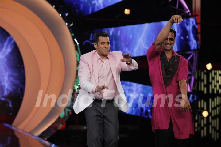 Akshay Kumar and Asin at Bigg Boss 6 to promote Khiladi 786