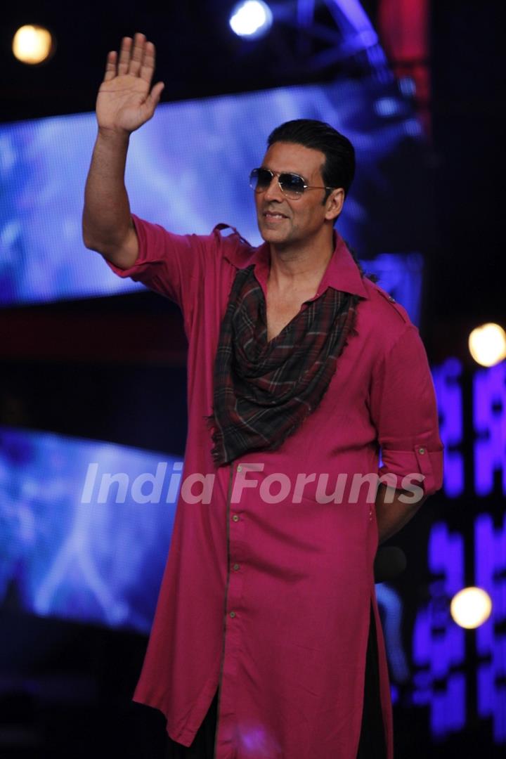 Akshay Kumar and Asin at Bigg Boss 6 to promote Khiladi 786