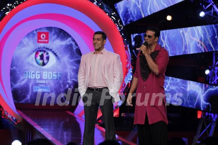 Akshay Kumar and Asin at Bigg Boss 6 to promote Khiladi 786