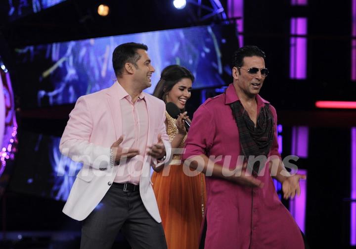 Akshay Kumar and Asin at Bigg Boss 6 to promote Khiladi 786