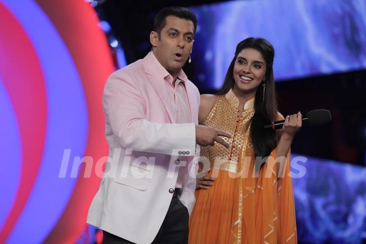 Akshay Kumar and Asin at Bigg Boss 6 to promote Khiladi 786