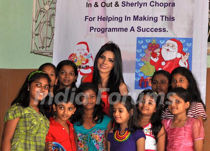 First Indian Playboy Cover Girl Sherlyn Chopra turns Santa for street kids of NGO 'The Ray of Hope'  Mumbai.