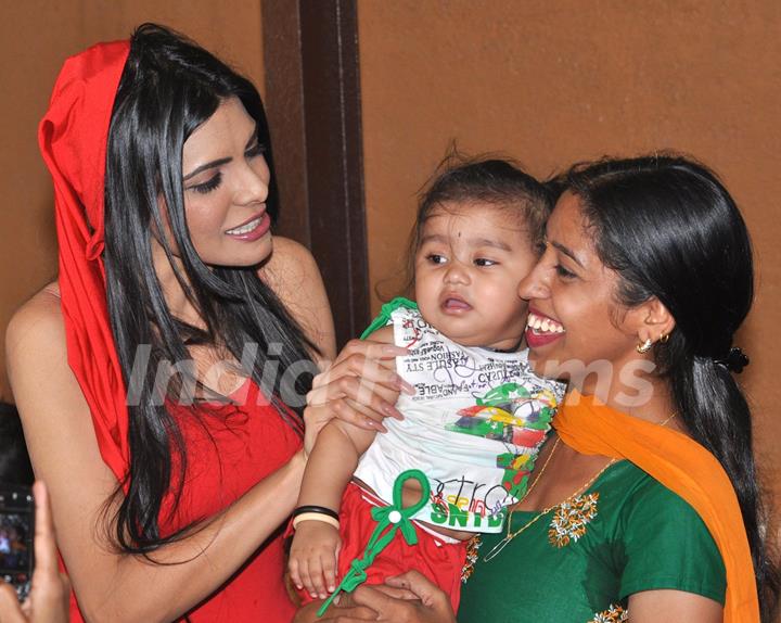 First Indian Playboy Cover Girl Sherlyn Chopra turns Santa for street kids of NGO 'The Ray of Hope'  Mumbai.