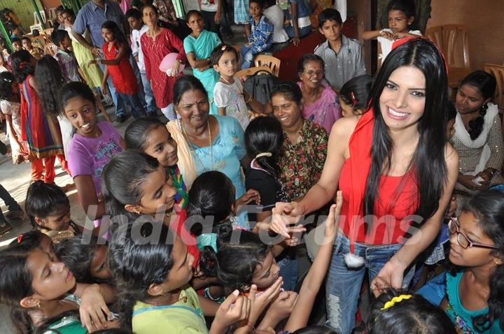 Sherlyn Chopra turns Santa for street kids of 'The Ray of Hope' NGO