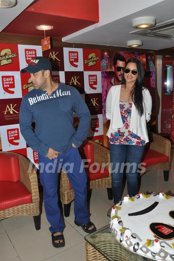 Salman Khan & Sonakshi Sinha at CCD ties-up with Dabangg2 to organise a meet-n-greet session