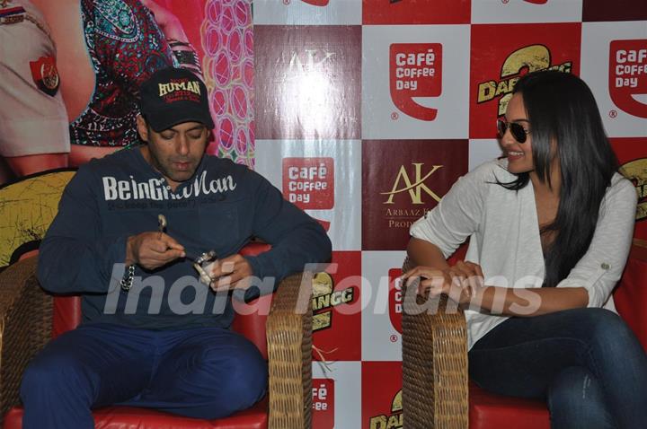 Salman Khan and Sonakshi Sinha at CCD ties-up with Dabangg2 to organise a meet-n-greet session