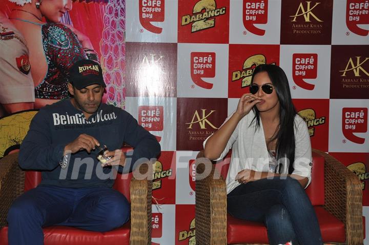 Salman Khan and Sonakshi Sinha at CCD ties-up with Dabangg2 to organise a meet-n-greet session