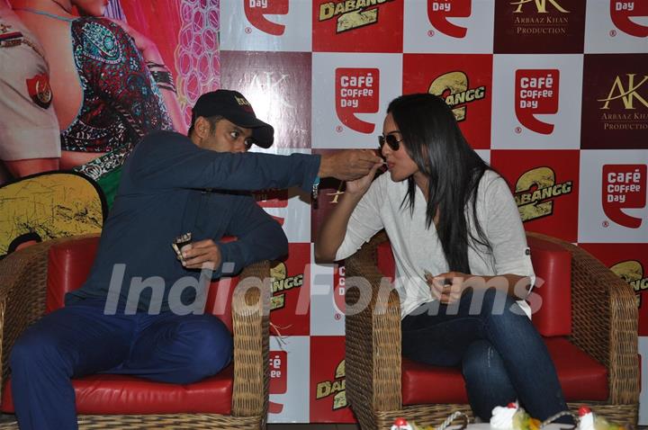 CCD ties-up with Dabangg2 to organise a meet-n-greet session with Salman & Sonakshi