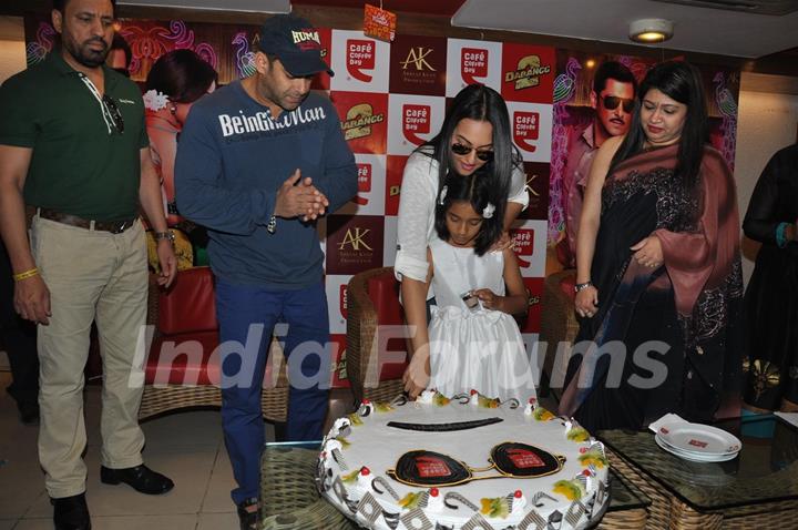 Salman Khan and Sonakshi Sinha at CCD ties-up with Dabangg2 to organise a meet-n-greet session