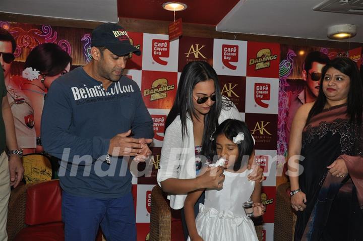 Salman Khan and Sonakshi Sinha at CCD ties-up with Dabangg2 to organise a meet-n-greet session