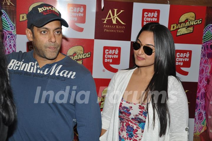 Salman Khan and Sonakshi Sinha at CCD ties-up with Dabangg2 to organise a meet-n-greet session