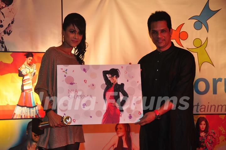 Nia Sharma receives trophy from Yash Patnaik at the celebration of India Forums 9th Anniversary