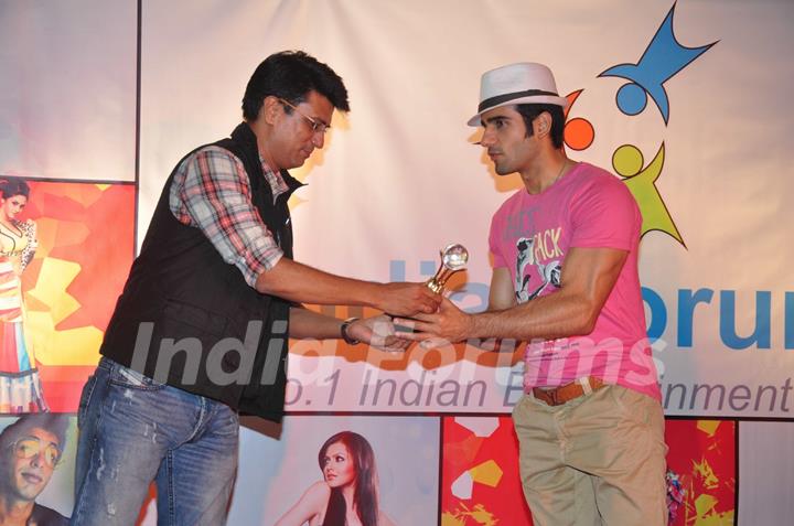 Karan Tacker receives trophy from Sudhir Sharma at the celebration of India Forums 9th Anniversary