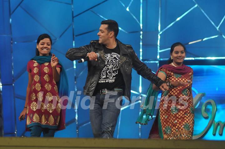 Salman Khan at Mumbai Police Show UMANG 2013 in Mumbai