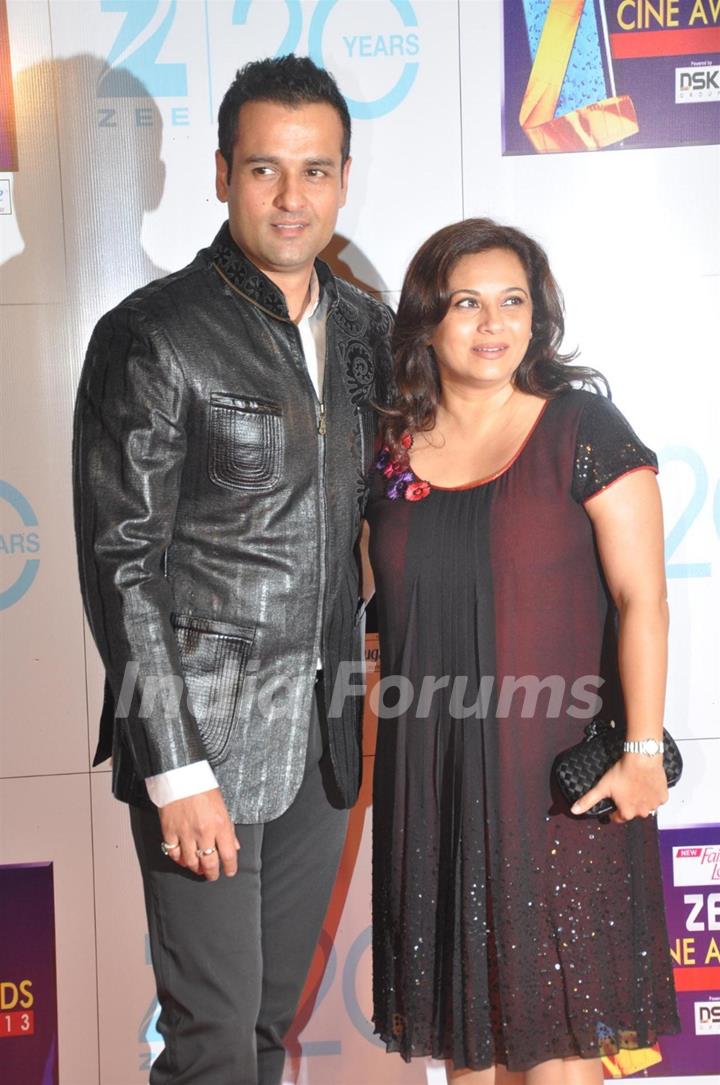 Rohit Roy with wife Manasi at Zee Cine Awards 2013